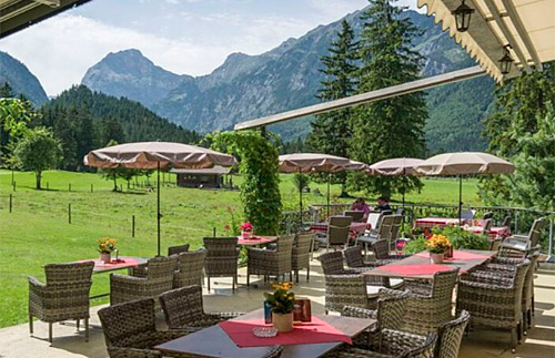 CARVINGGOLF: Short Golf - Von der Terrasse der Langlaufstube auf den Golf-Platz